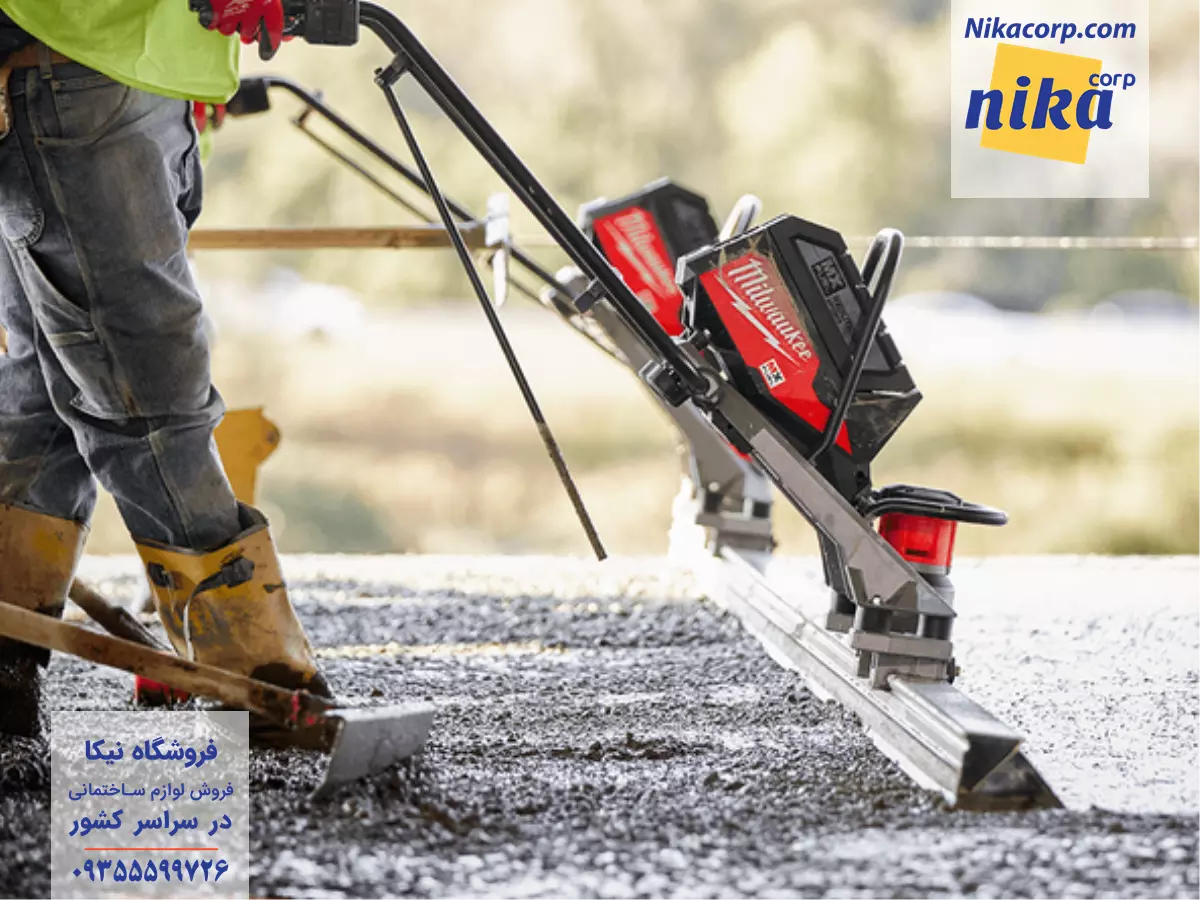 شخص در حال کار با شمشه ماله