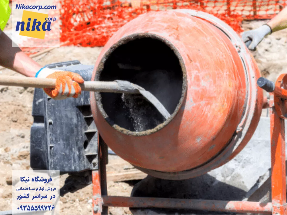 کارگران در حال کار با بتونیر