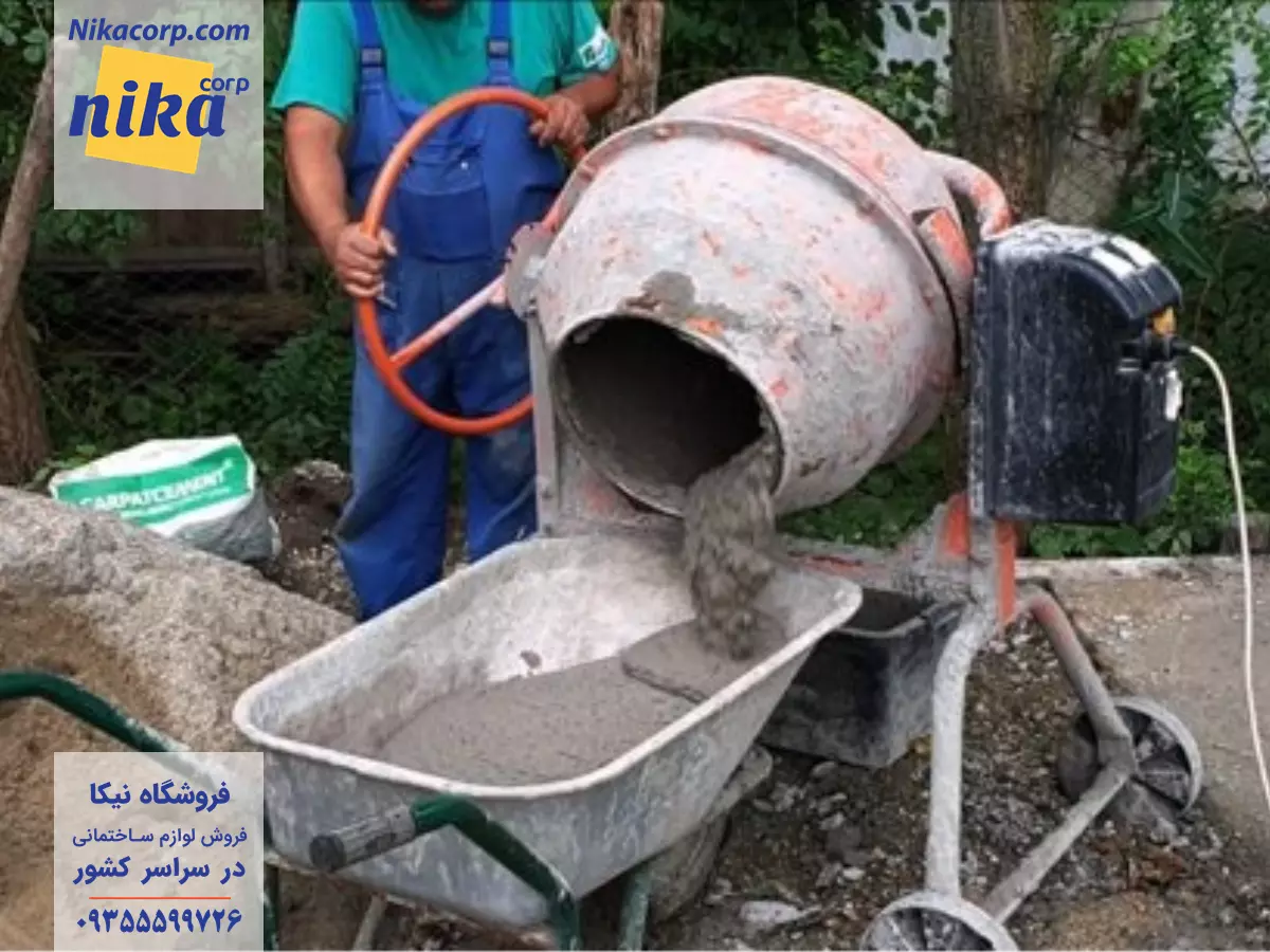 شخص در حال ساخت بتن به کمک بتونیر