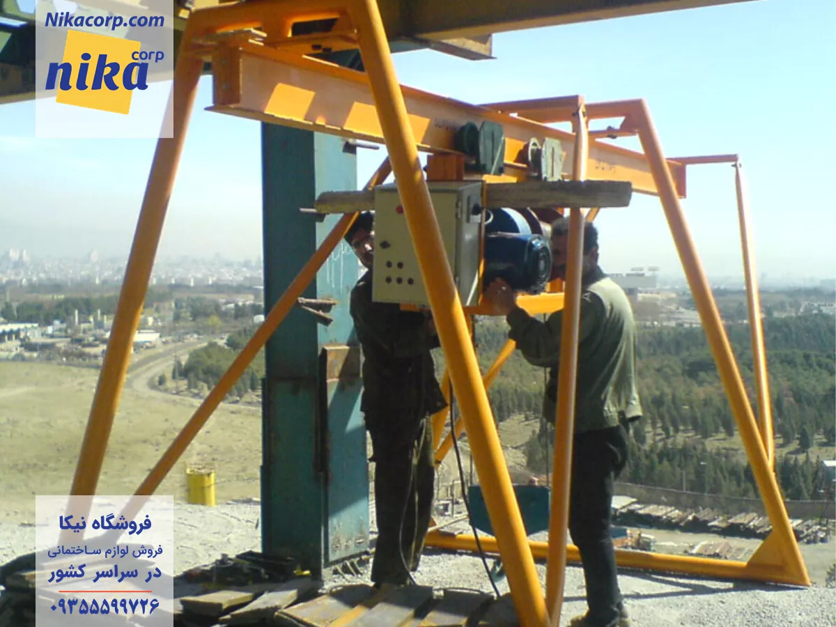 افراد در حال نصب بالابر ساختمانی