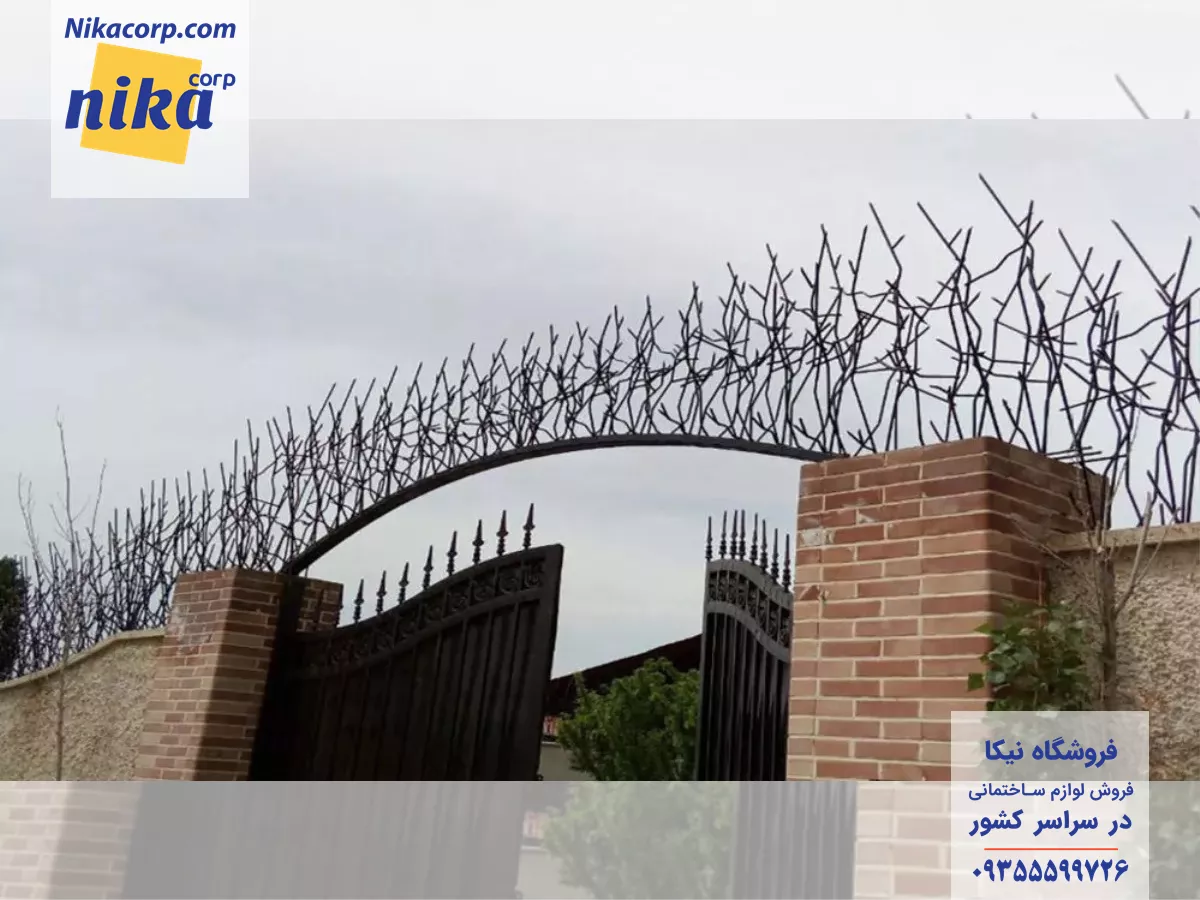 نمای درب ساختمان به همراه شاخ گوزنی نصب شده بر بالای آن