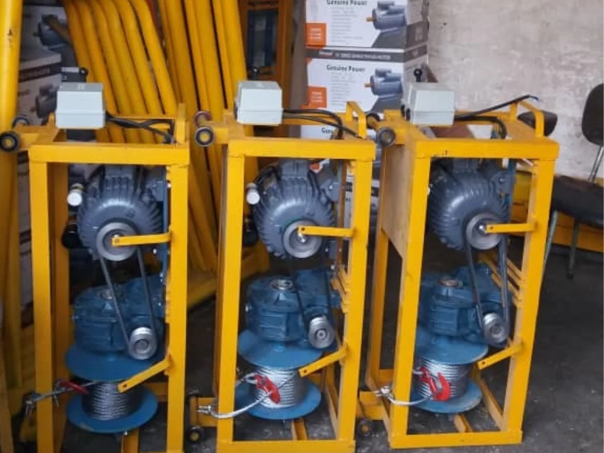 جعبه، موتور، پایه ها و سایر اجزای بالابر ساختمانی