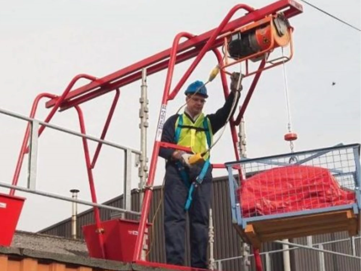شخص در حال استفاده از بالابر ساختمانی