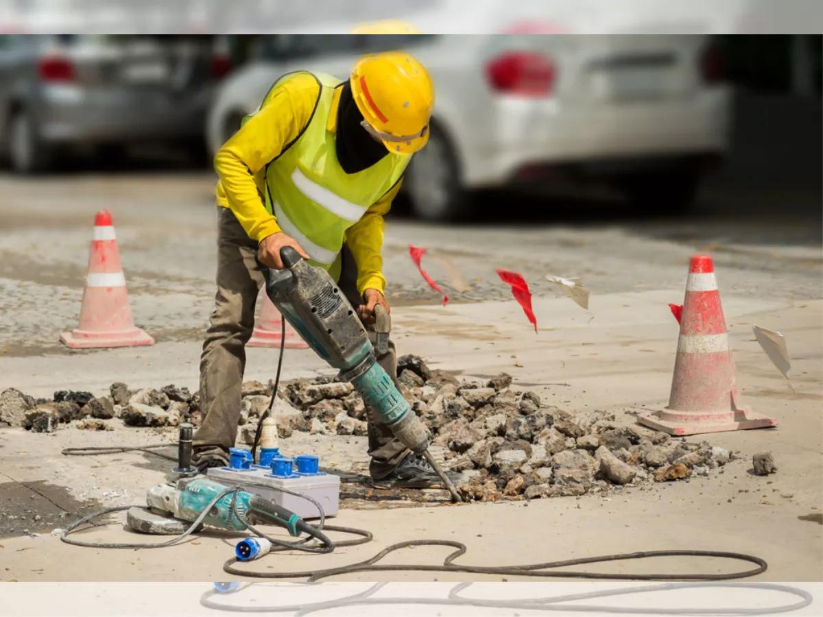 رعایت نکات ایمنی حین کار با چکش تخریب