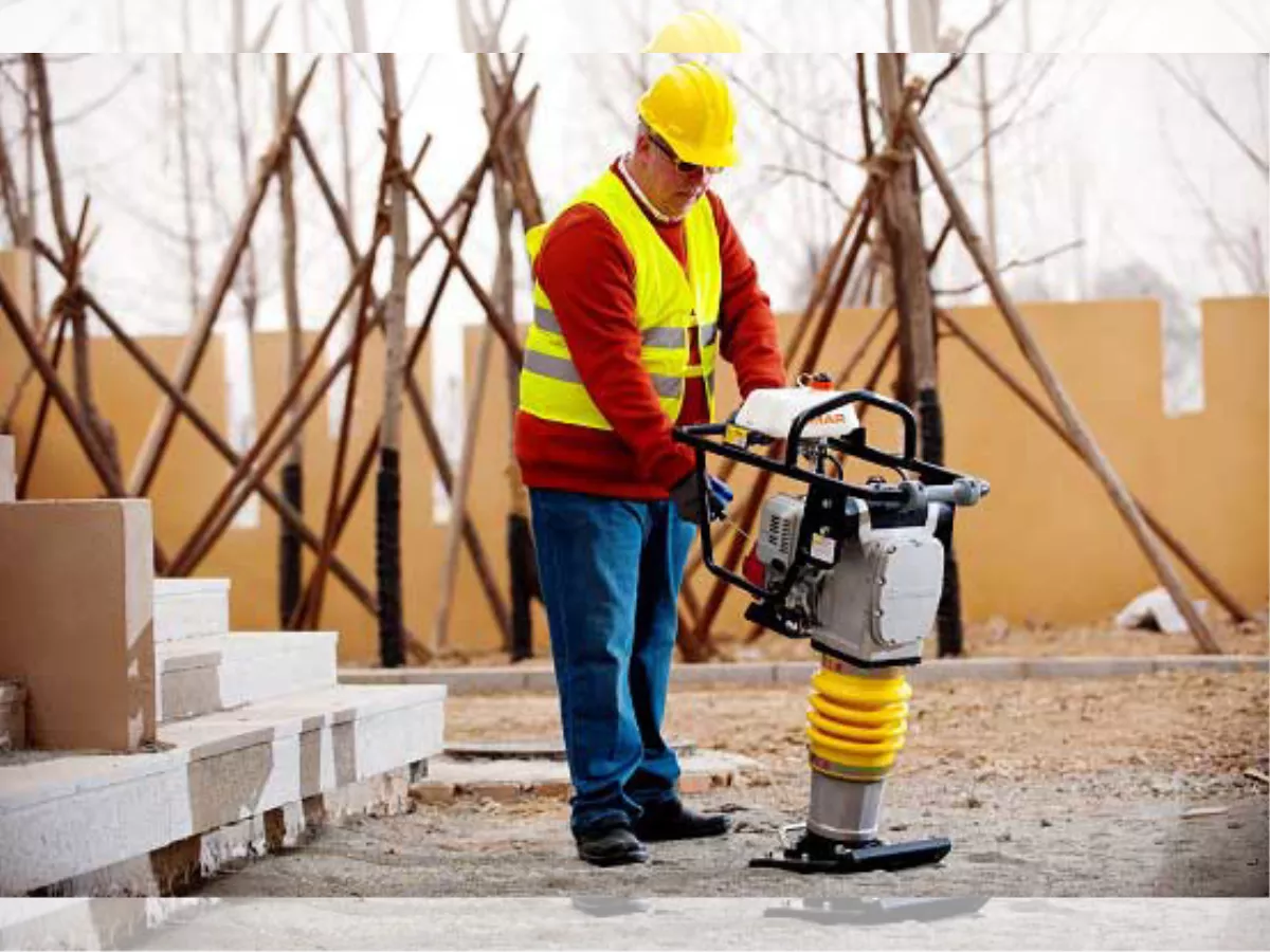 کار با کمپکتور دستی قورباغه ای روی خاک