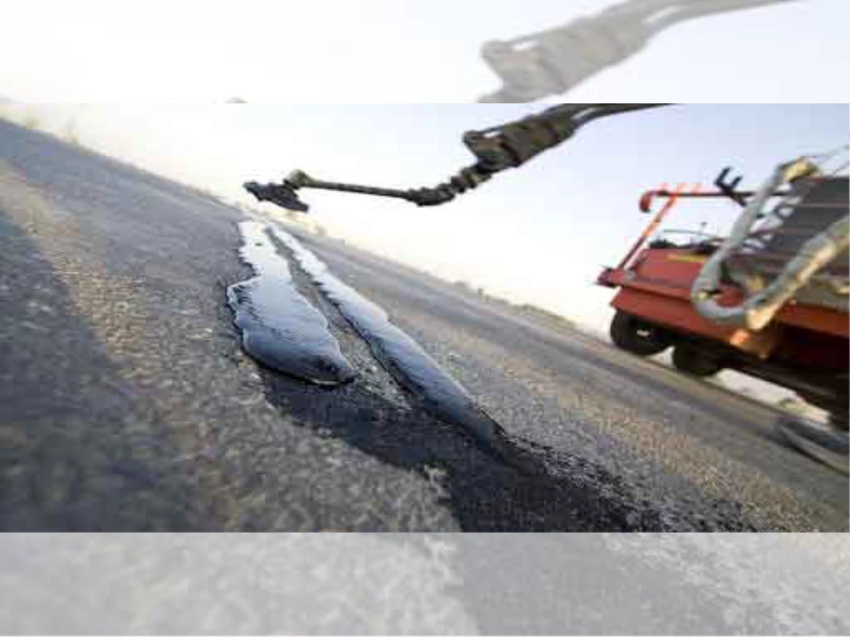 خرابی های به وجود آمده در آسفالت کوچه و خیابان ها