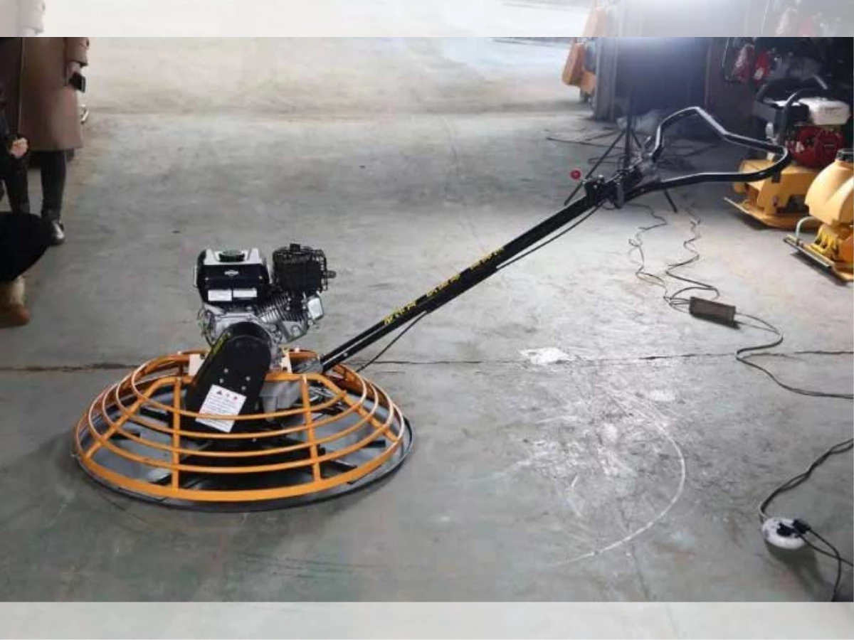 کار با دستگاه ماله هلیکوپتری روی بتن