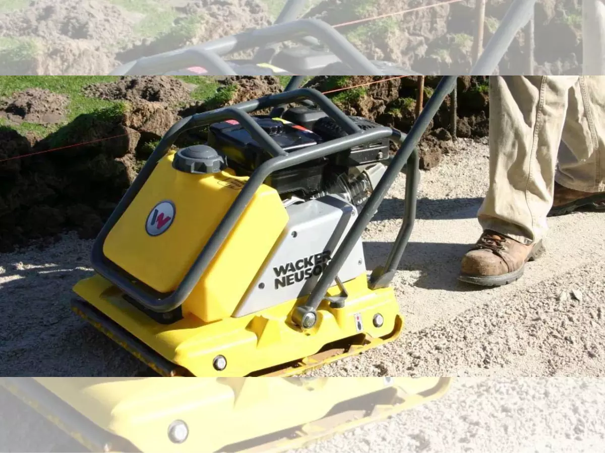 کوبش خاک توسط کمپکتور صفحه ای واکر آلمان