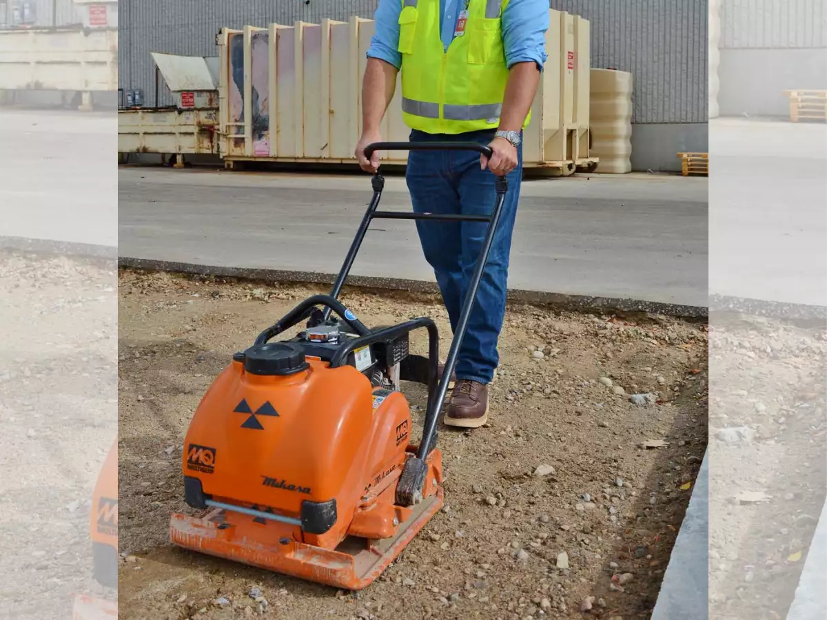 کار با دستگاه کمپکتور توسط اپراتور