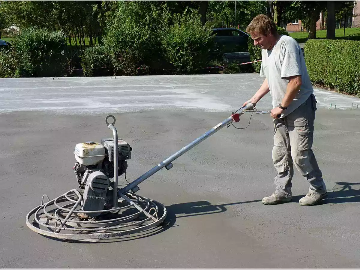 کار کردن روی بتن با استفاده از تیغه ماله پروانه ای